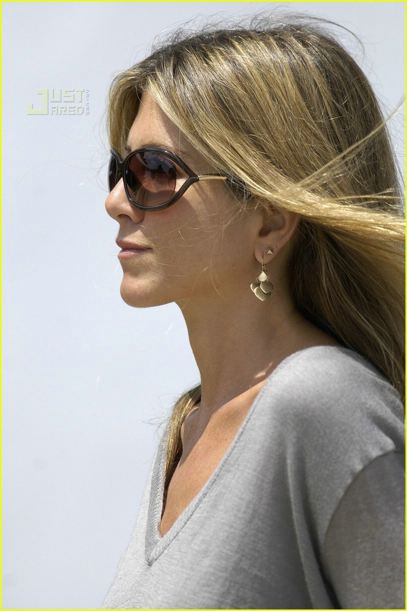 Jennifer Aniston's Memorial Day in Malibu: Photo 197311 | Celebrity
