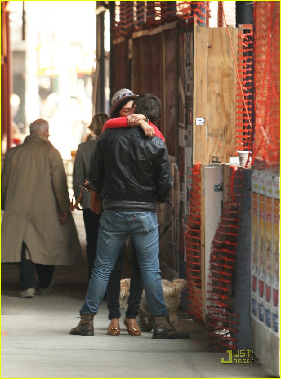 Ed Westwick & Jessica Szohr: Kissing Costars: Photo 1798811 | Ed