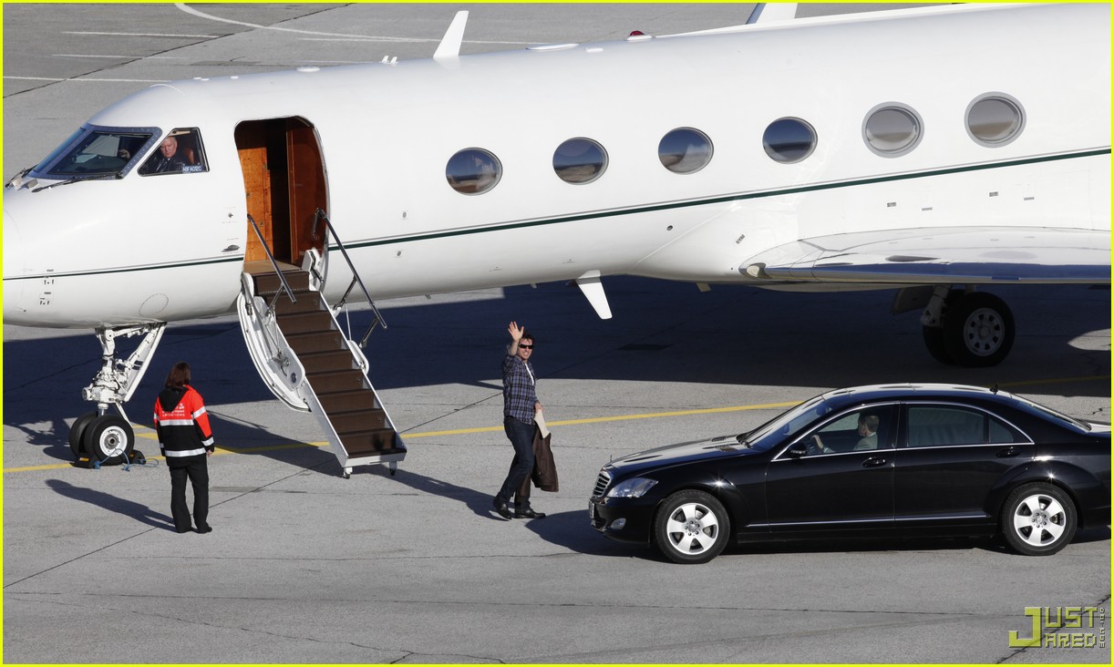 Tom Cruise Leaving On A Private Jet Plane Photo 2368581