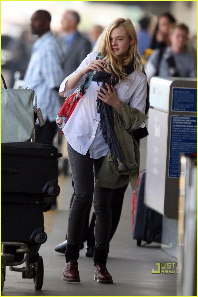 elle fanning sleepy lax 01