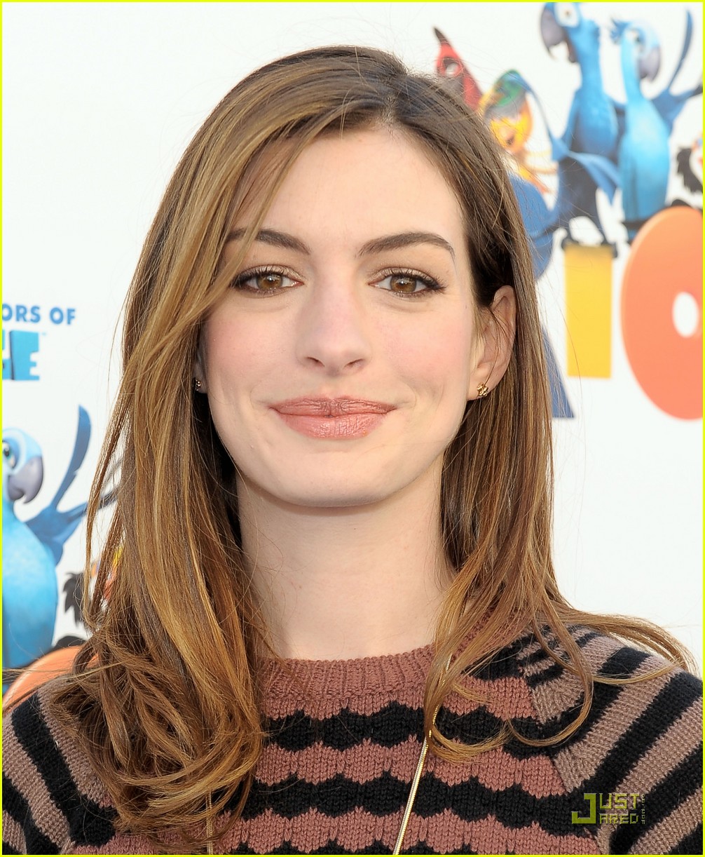 anne-hathaway-rio-screening-17.jpg