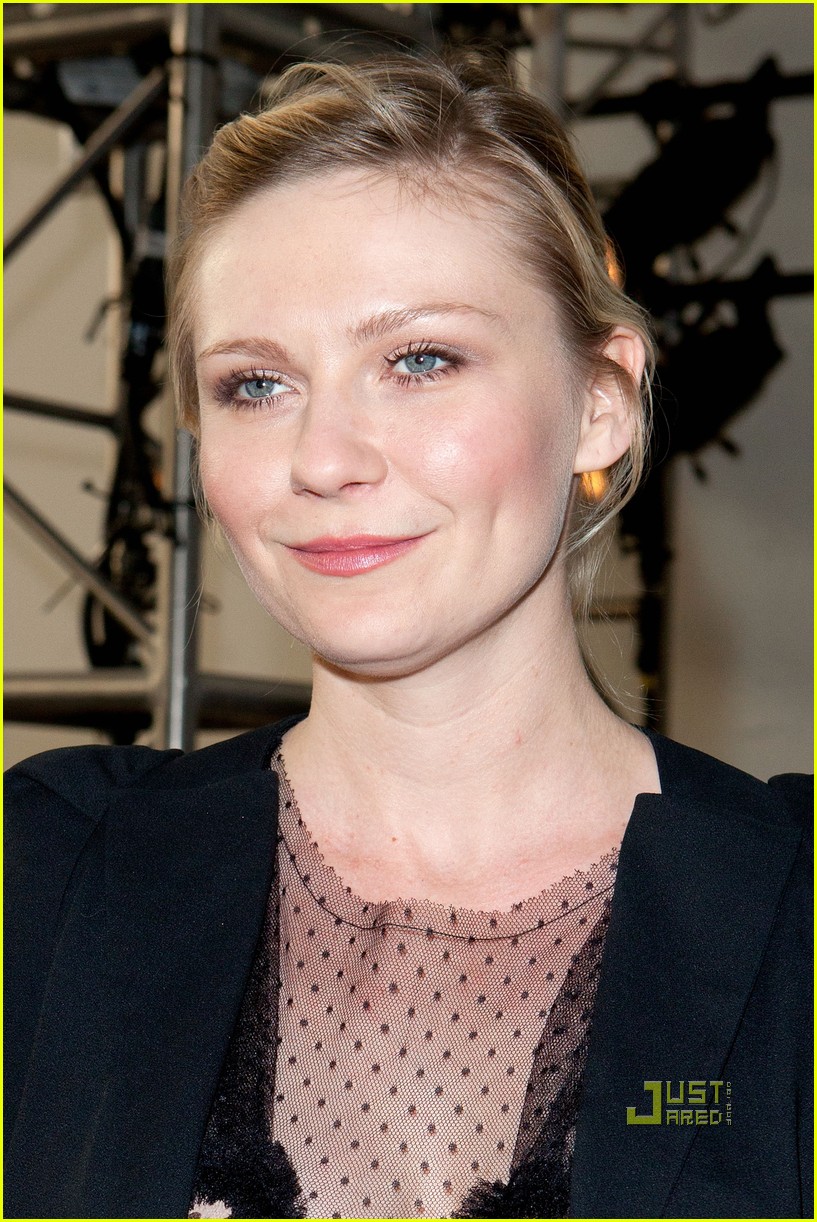 Full Sized Photo of kirsten dunst sofia coppola rodarte fashion show 07