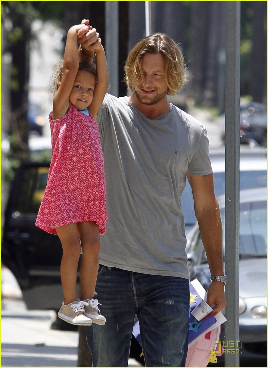 gabriel-aubry-gives-nahla-a-lift-02.jpg