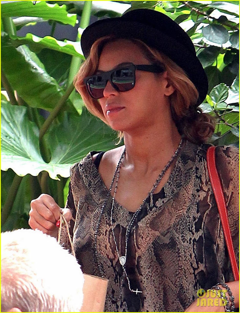 Full Sized Photo of beyonce umbrella 01 Photo 2589521 Just Jared