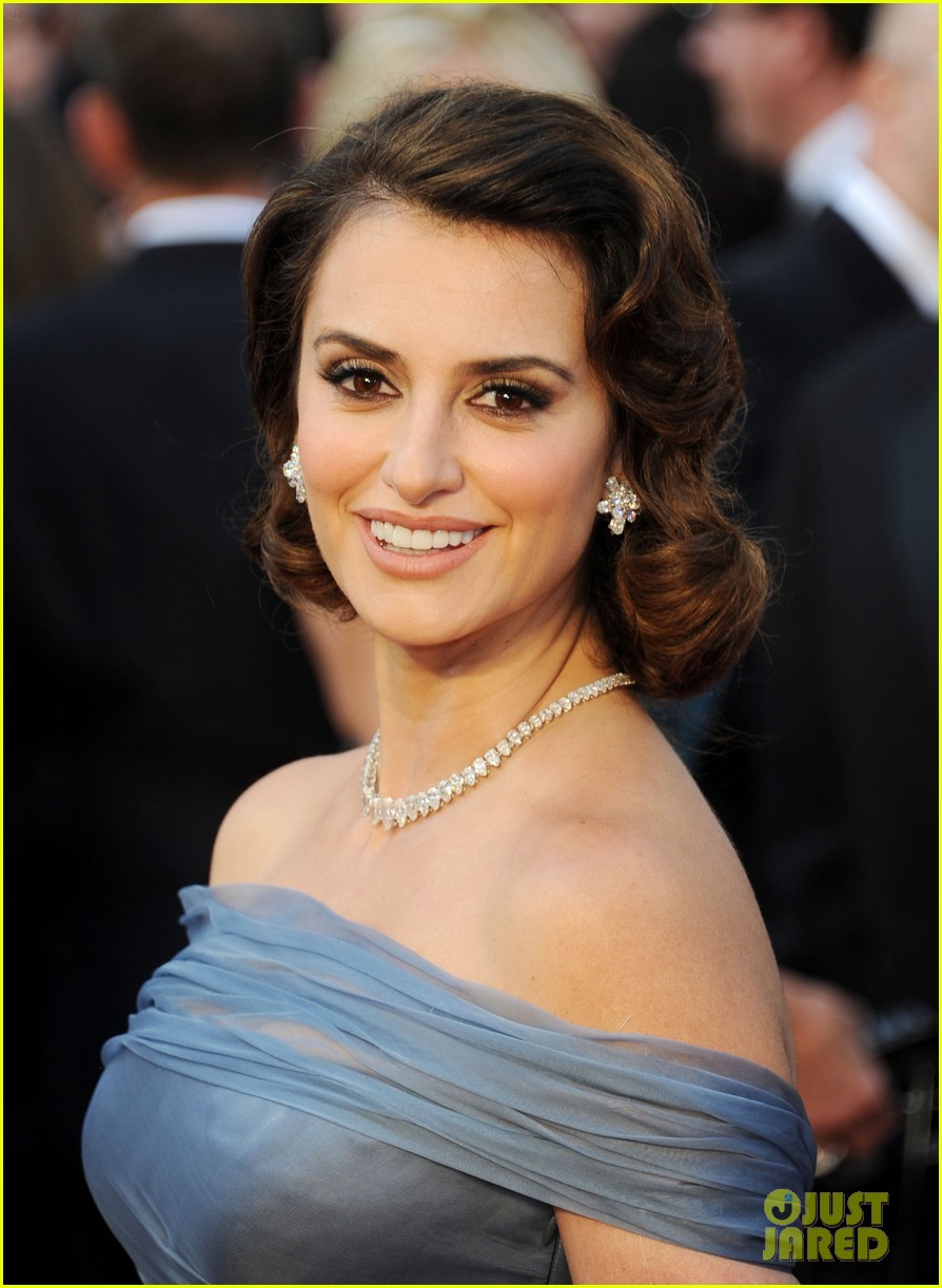 penelope cruz oscars 2012 red carpet 03 penelope cruz oscars 2012 red carpet 03