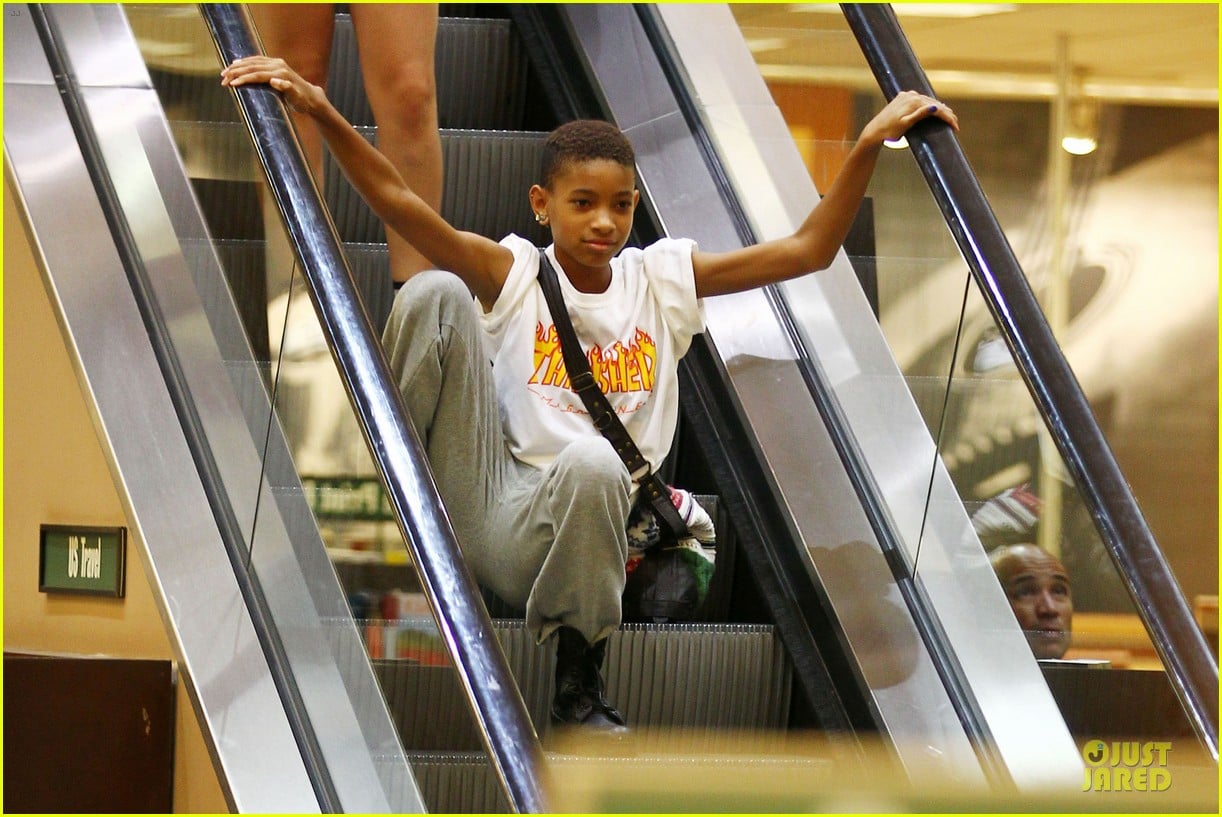 Willow Smith at Barnes & Noble in Calabasas, CA 6/27 Lipstick Alley