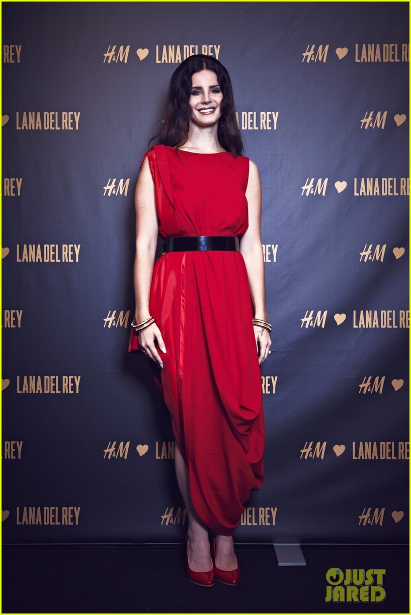 lana-del-rey-hm-berlin-showroom-concert-01.jpg