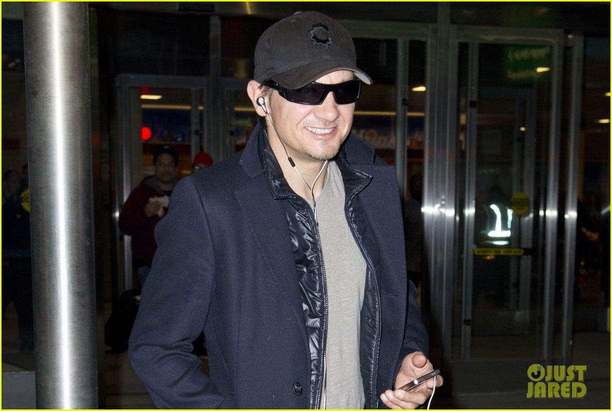 Full Sized Photo of jeremy renner snl hosting this week 03 Photo