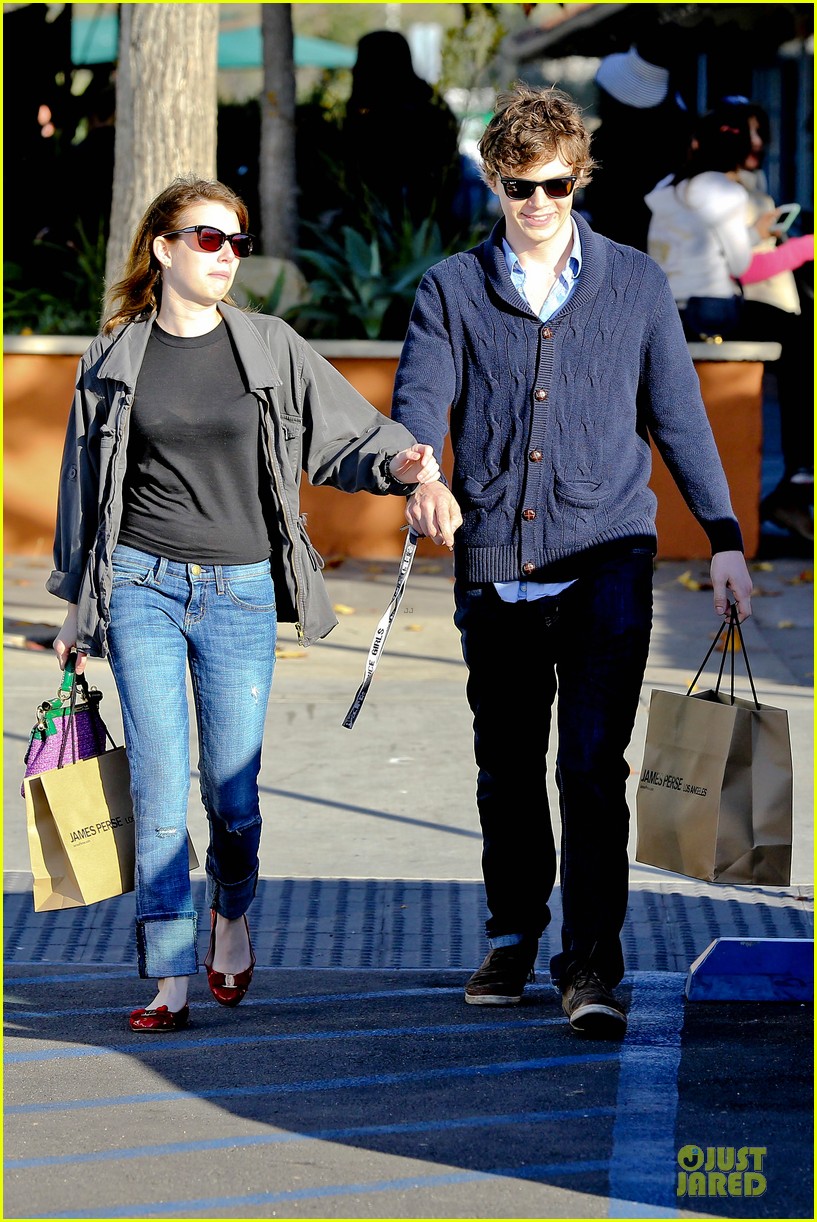 http://cdn02.cdn.justjared.com/wp-content/uploads/2012/11/roberts-friday/emma-roberts-evan-peters-black-friday-shopping-couple-03.jpg