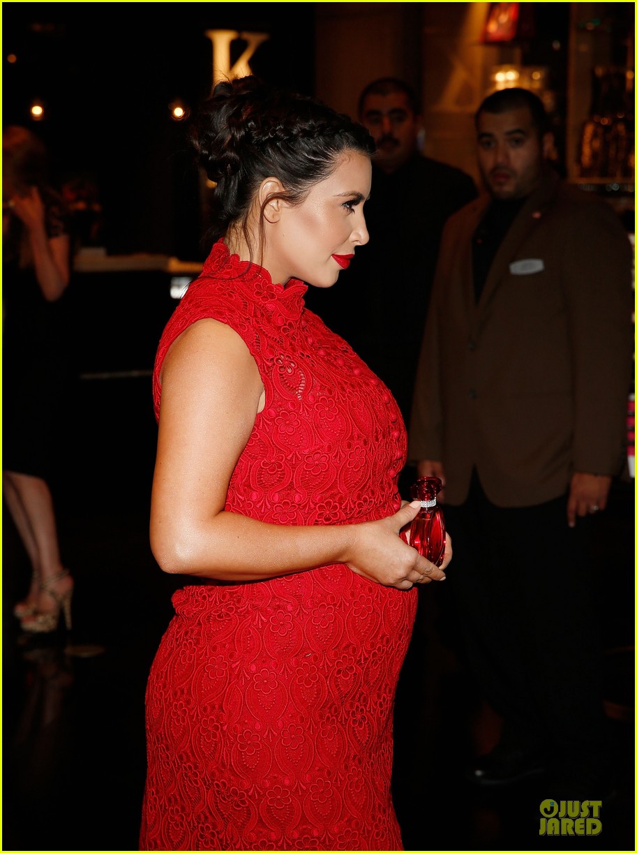 Pregnant Kim Kardashian Glam Perfume Promotion in Las Vegas! Photo