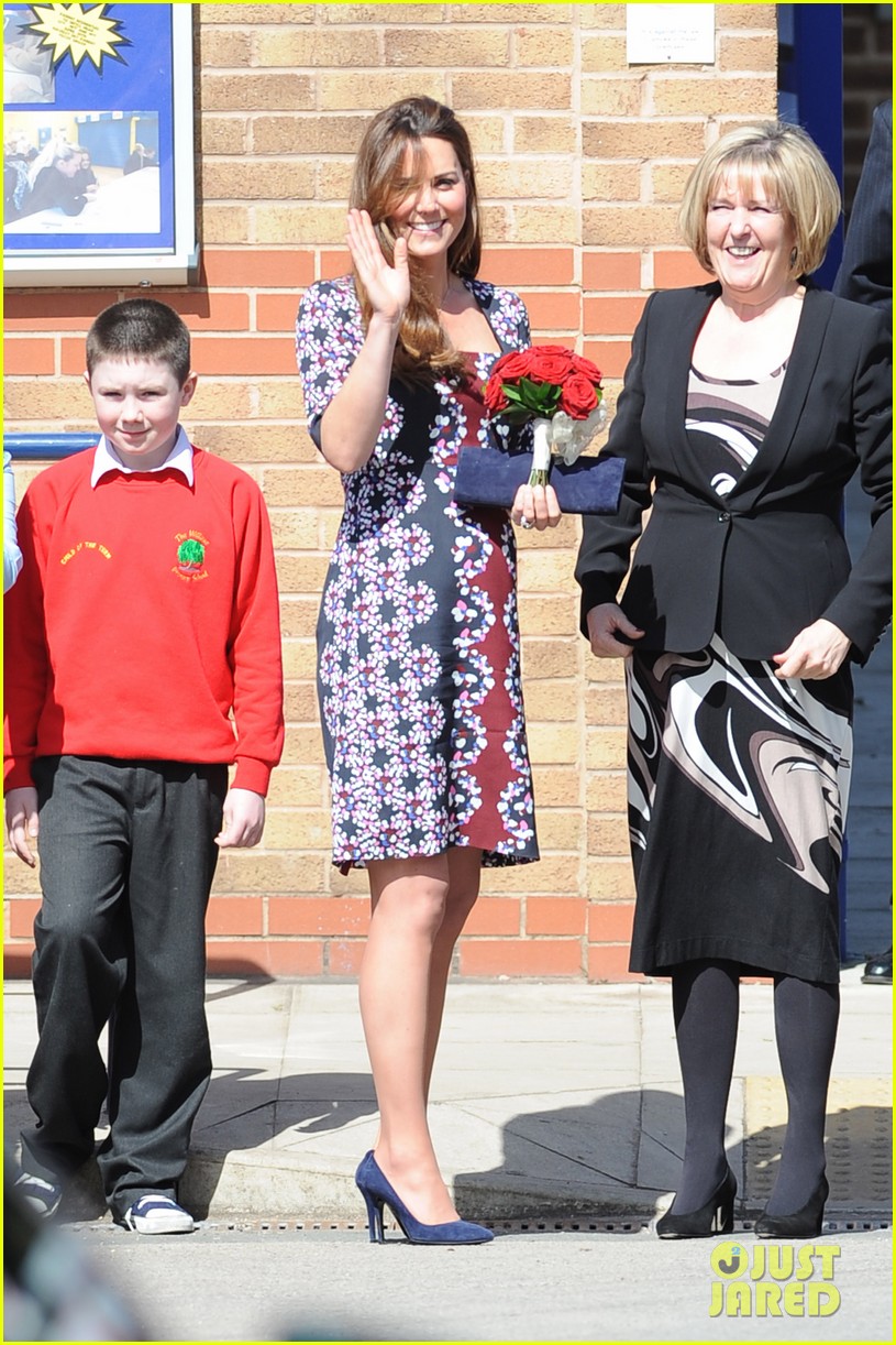 kate middleton pregnant baby bump at willows school 01