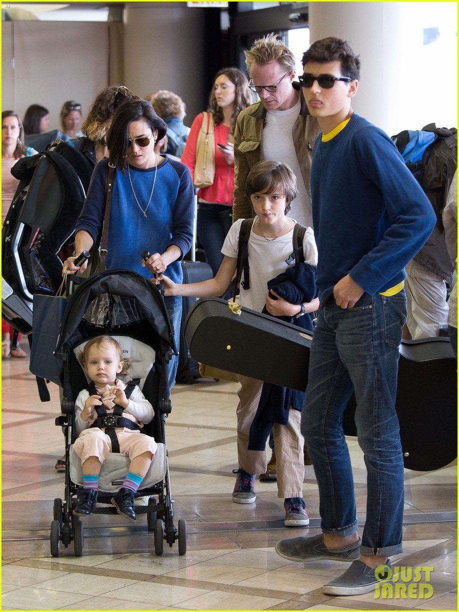 jennifer connelly paul bettany lax arrivial with the kids 09
