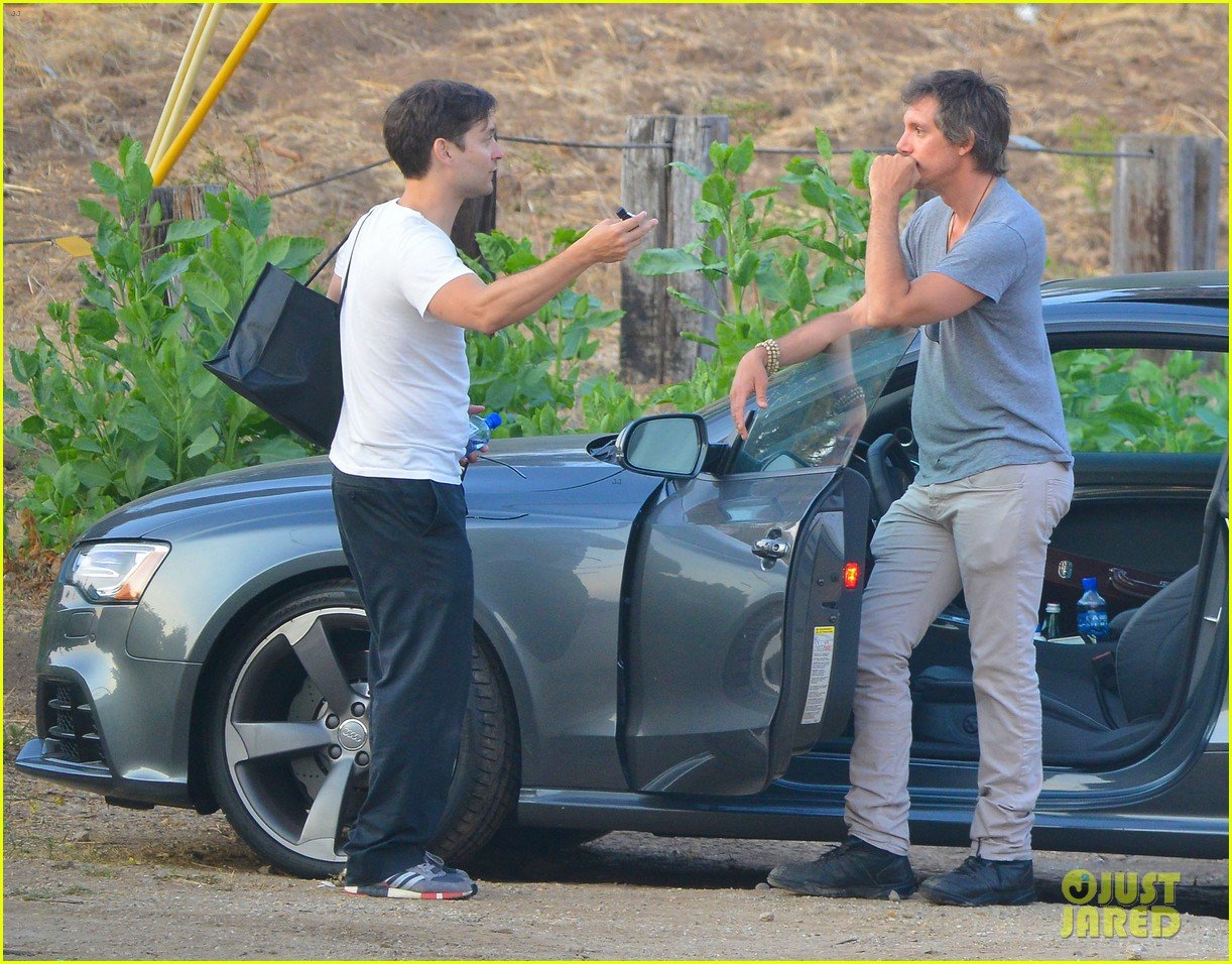 tobey-maguire-malibu-chat-with-lukas-haas-02.jpg