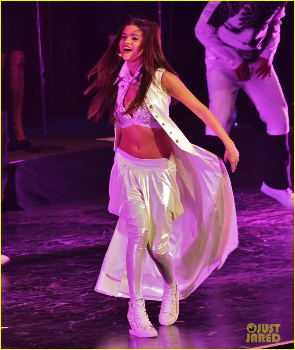 Full Sized Photo of selena gomez stars dance opening night tour pics 03