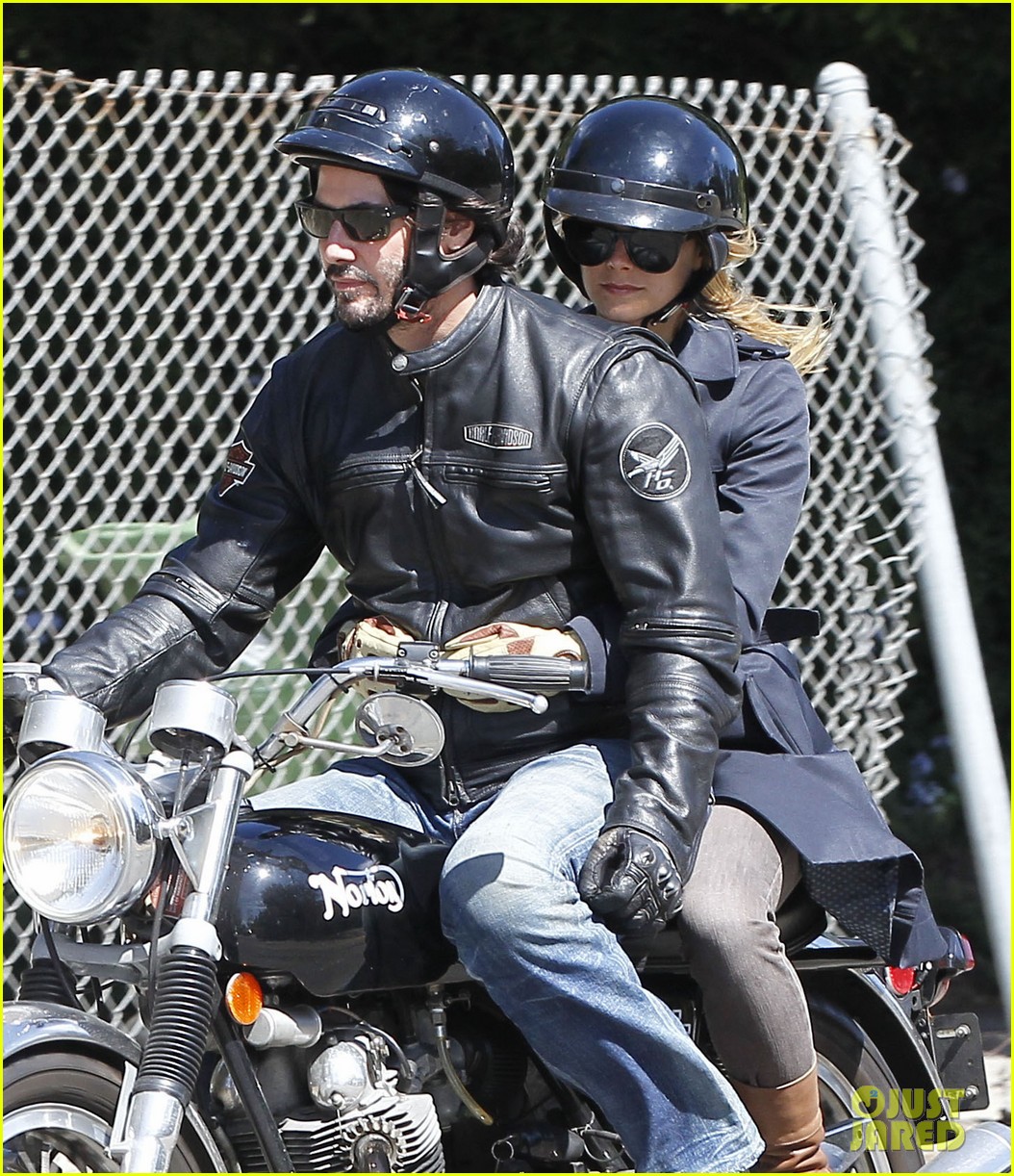 Киану Ривз и загадочная блондинка на мотоцикле