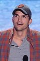 ashton kutcher wins old guy award at teen choice awards 01
