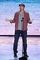 ashton kutcher wins old guy award at teen choice awards 02
