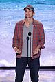 ashton kutcher wins old guy award at teen choice awards 04