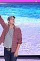 ashton kutcher wins old guy award at teen choice awards 13