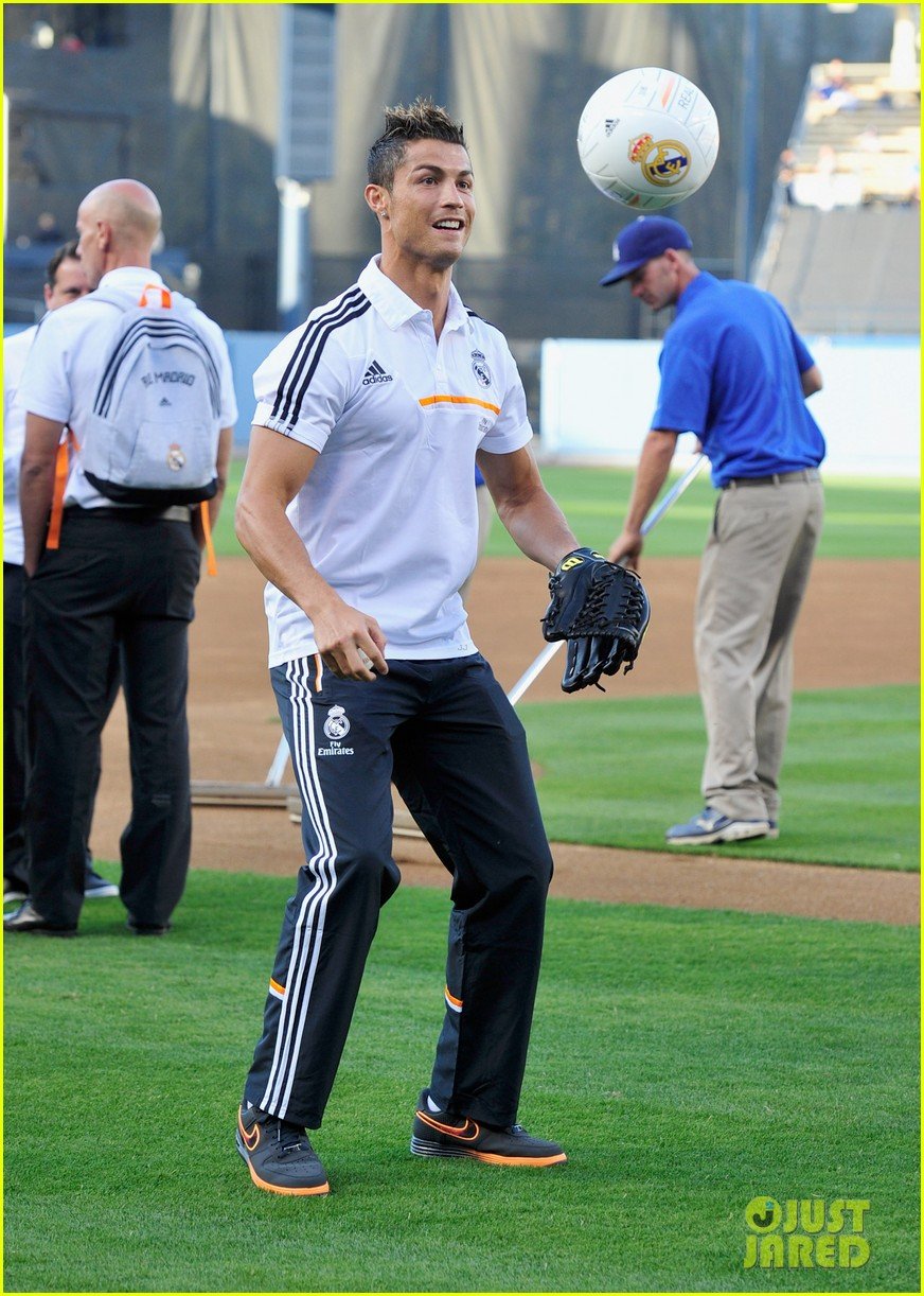 cristiano-ronaldo-throws-first-pitch-for-yankees-vs-dodgers-photo
