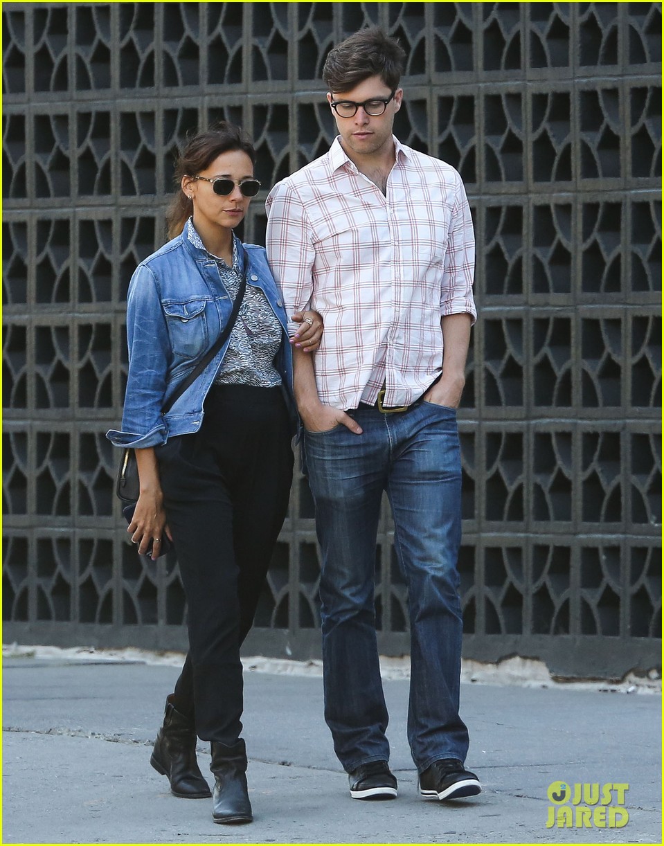 rashida-jones-walks-arm-in-arm-with-snl-writer-colin-jost-01.jpg