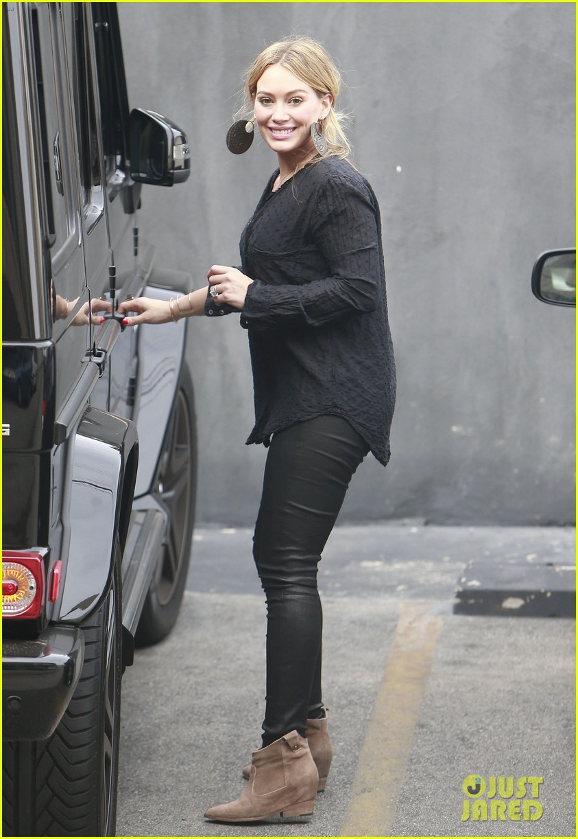 Full Sized Photo Of Hilary Duff Supports Sister Haylie At Real Girls Kitchen Signing 01 Photo 2981457 Just Jared