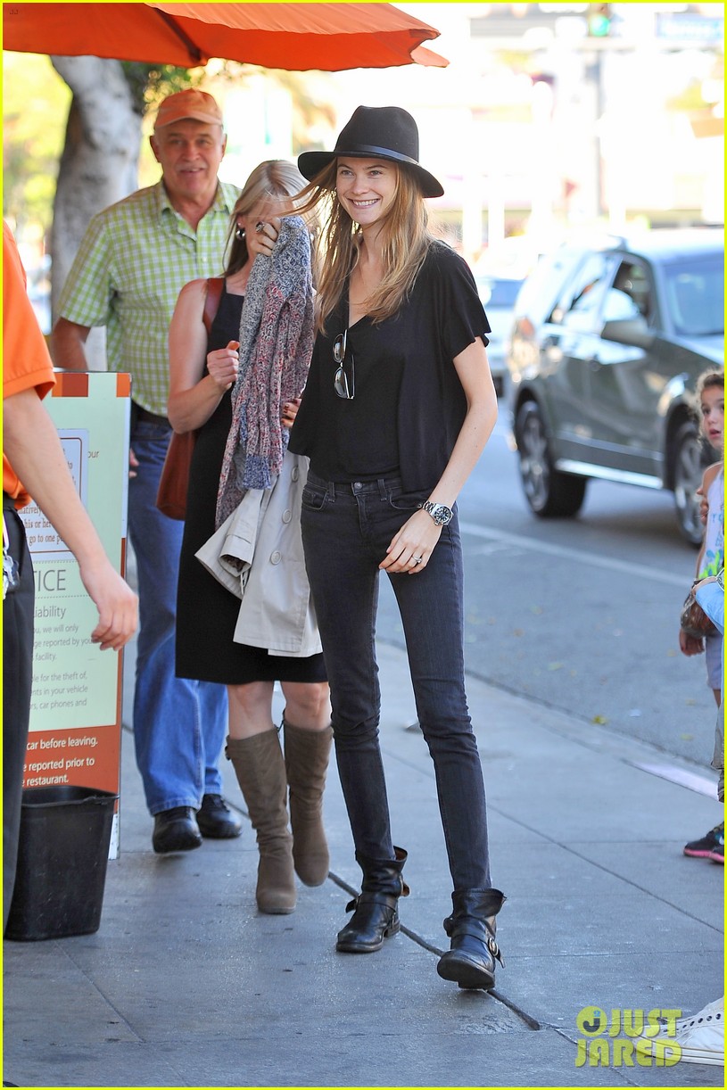 Full Sized Photo of adam levine grabs lunch with behati prinsloo her