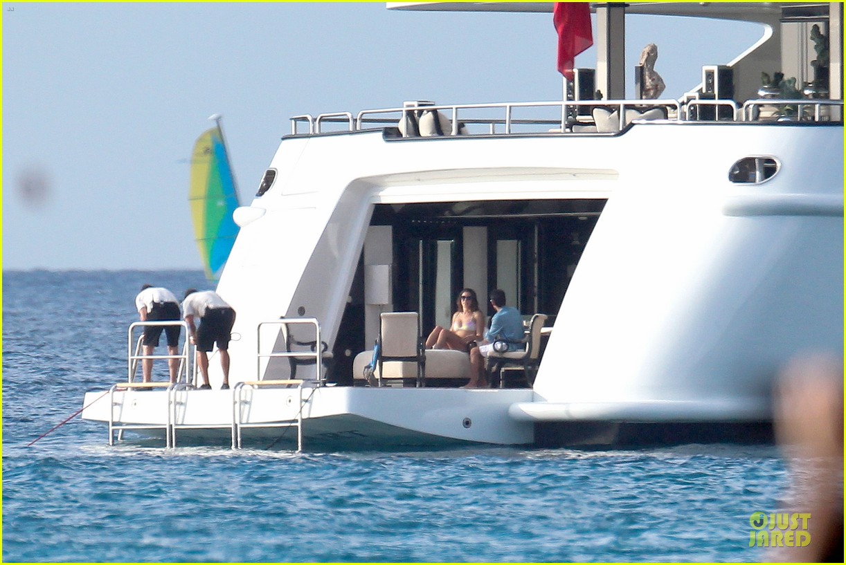 Marc Anthony Unbuttons His Shirt for Vacation with Chloe