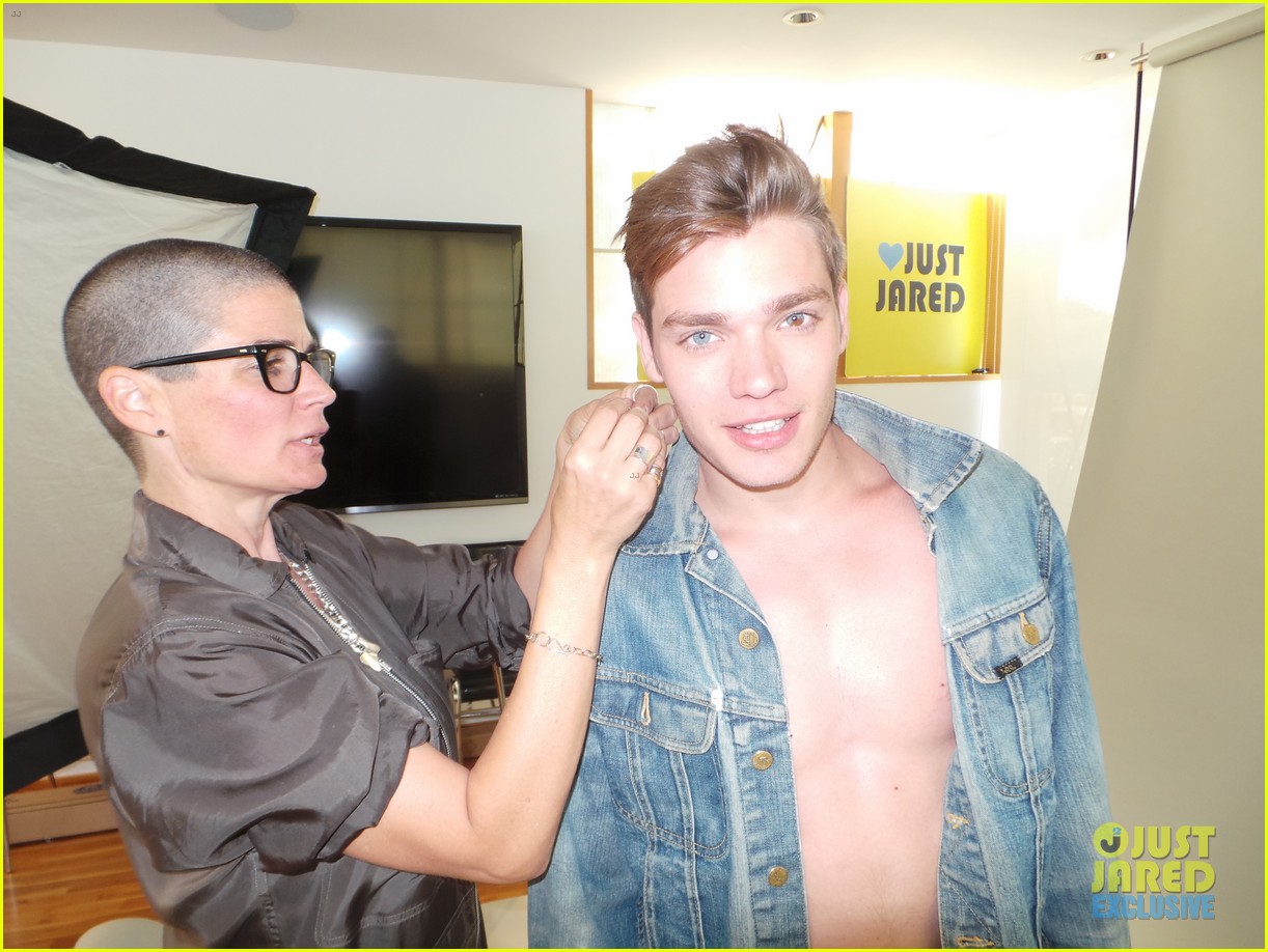 dominic-sherwood-jj-spotlight-of-the-week-behind-the-scenes-pics-02.jpg