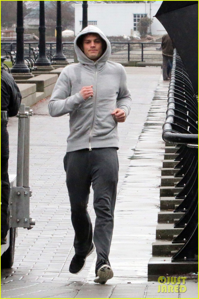 jamie dornan is head to toe grey for fifty shades of grey jogging scene 03