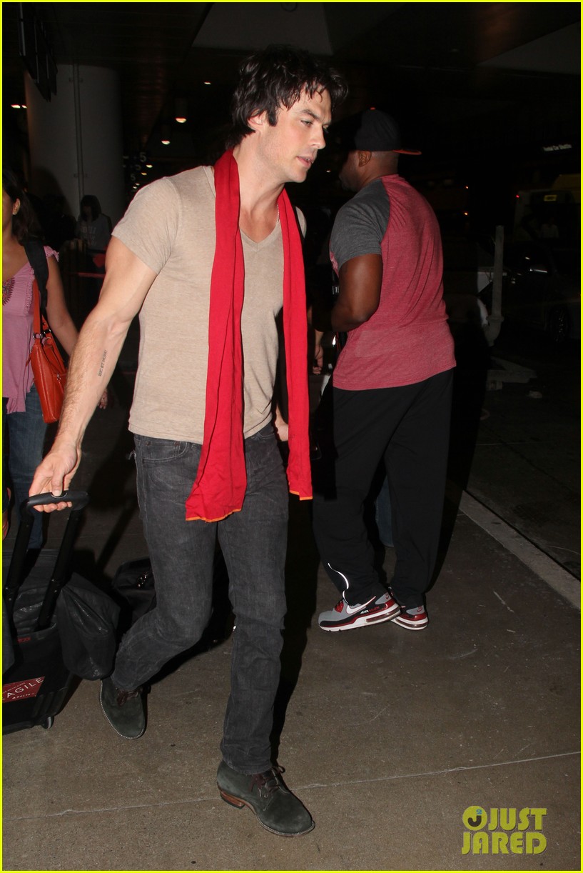 ian somerhalder makes his way to comic con after weekend with nikki reed 01