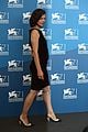 milla jovovich cradles baby bump at premiere 06