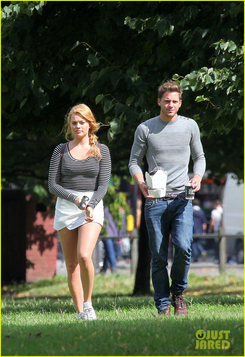 http://cdn02.cdn.justjared.com/wp-content/uploads/2014/09/robbie-picnic/margot-robbie-boyfriend-tom-ackerley-picnic-park-01.jpg