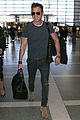 justin theroux buff arms lax airport 10