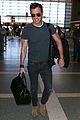 justin theroux buff arms lax airport 11