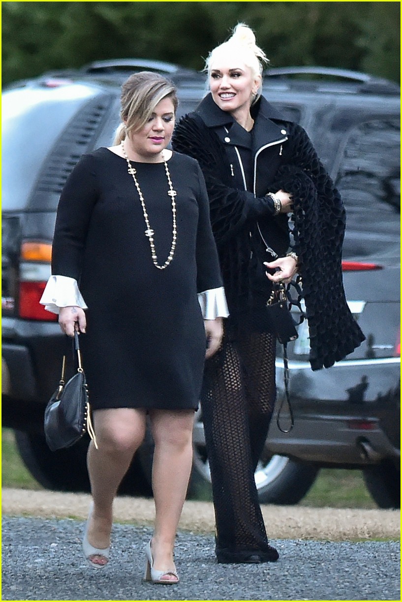 Gwen Stefani Blake Shelton Couple Up At Hairstylist S Wedding