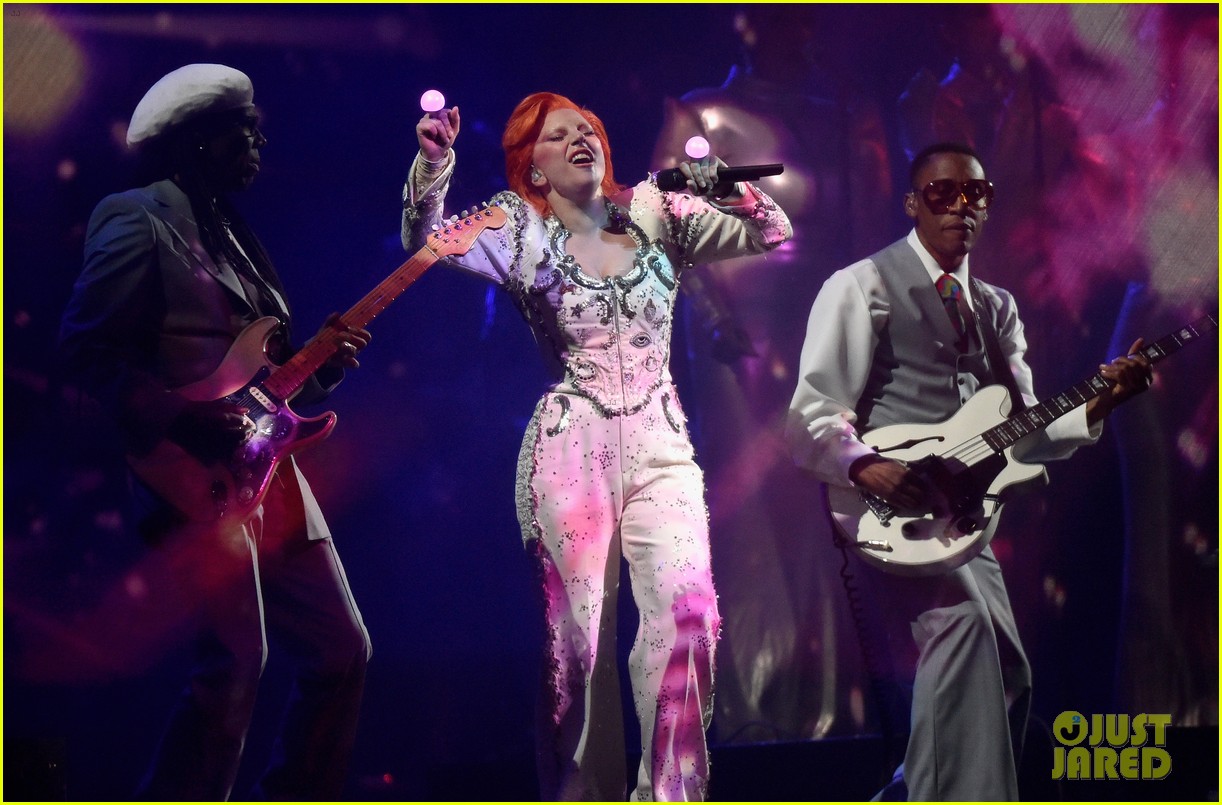 lady-gaga-performs-david-bowie-tribute-a