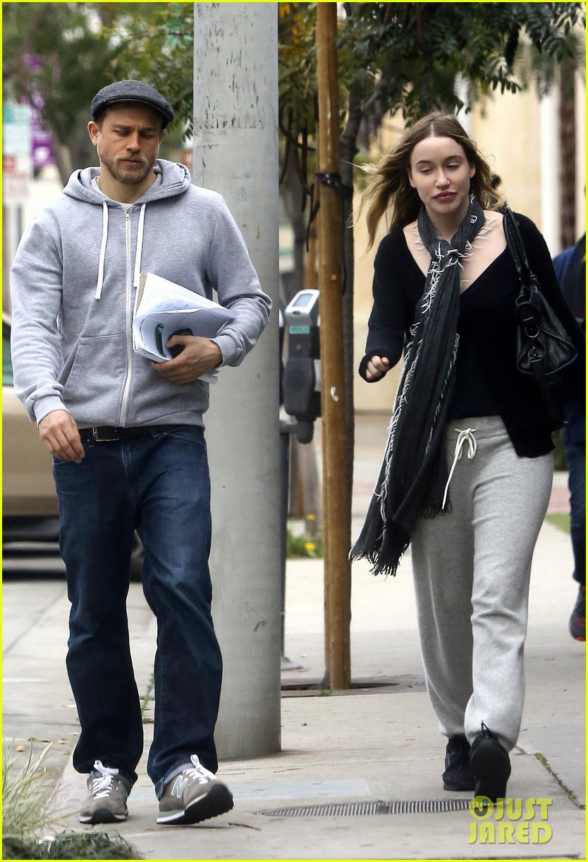 Full Sized Photo Of Charlie Hunnam Defends Girlfriend On Facebook 19 Photo 3602414 Just Jared