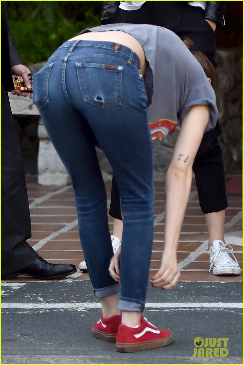kristen-stewart-grabs-lunch-with-her-team-in-hollywood-17.jpg