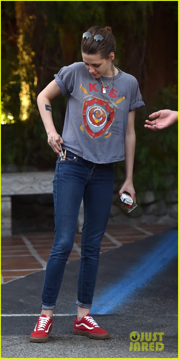 kristen-stewart-grabs-lunch-with-her-team-in-hollywood-29.jpg