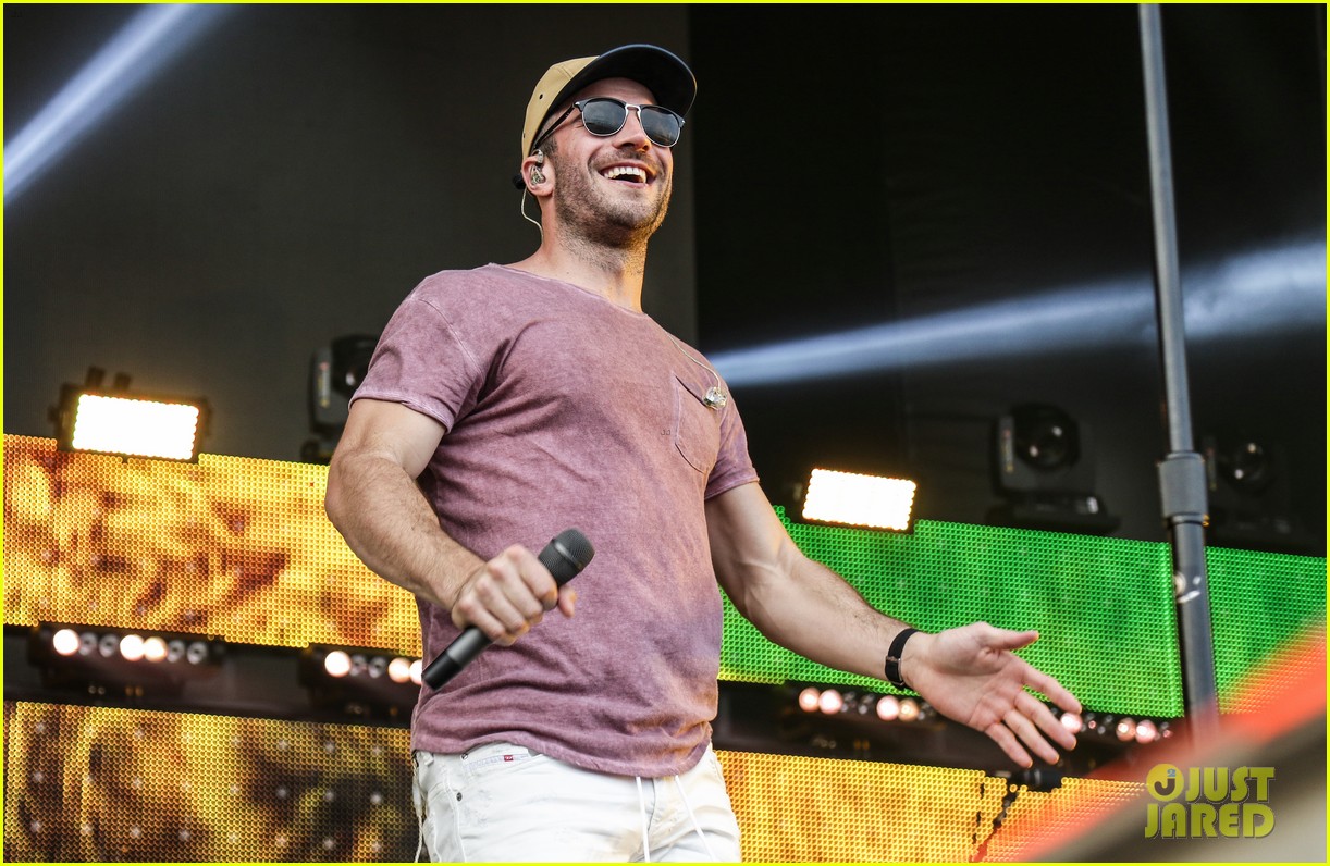 Country Studs Sam Hunt Amp Tim Mcgraw Perform At Tortuga