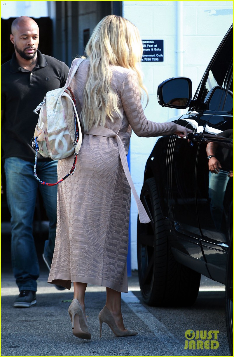 khloe kardashian blonde hair studio van nuys 01