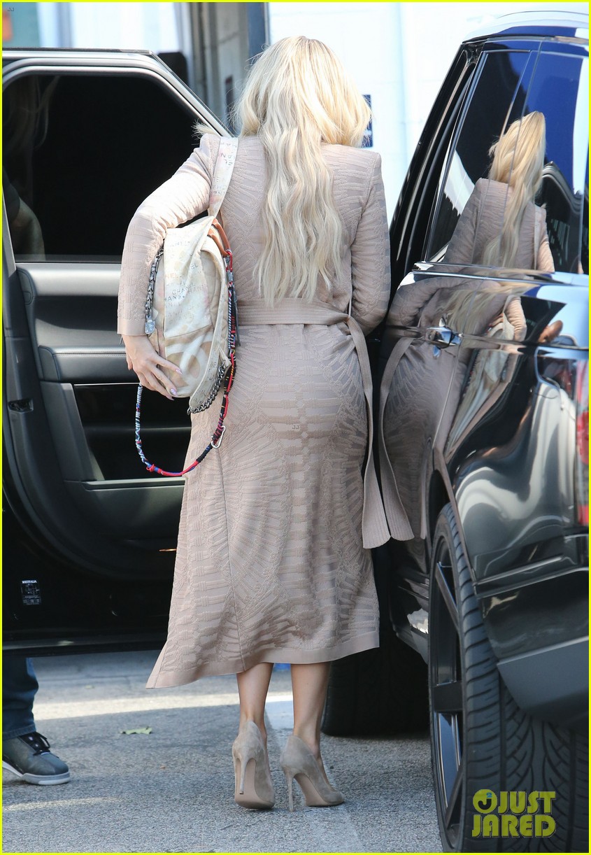 khloe kardashian blonde hair studio van nuys 01