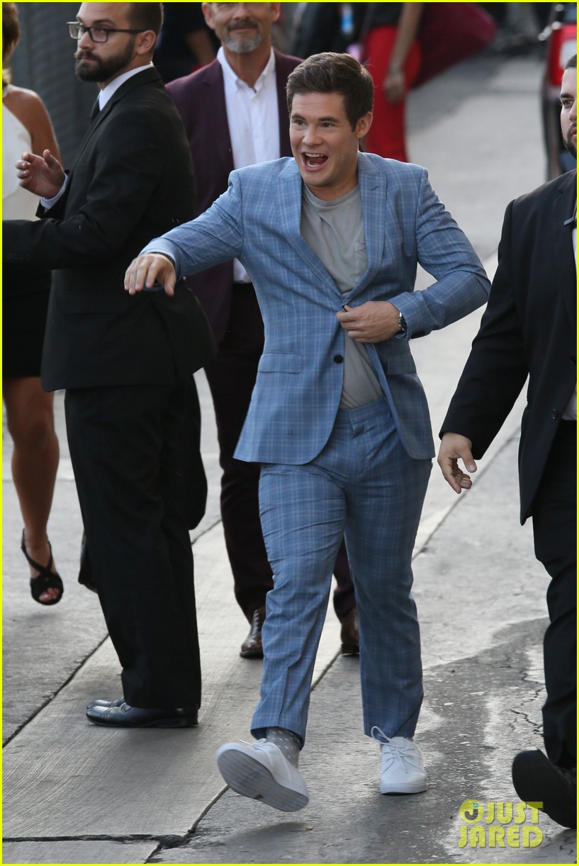 Full Sized Photo Of Zac Efron Adam Devine Jimmy Kimmel Live 15 Photo 3695545 Just Jared