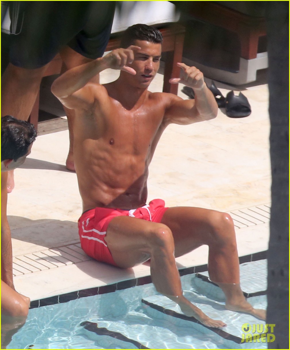 Cristiano Ronaldo Continues His Shirtless Miami Vacation 