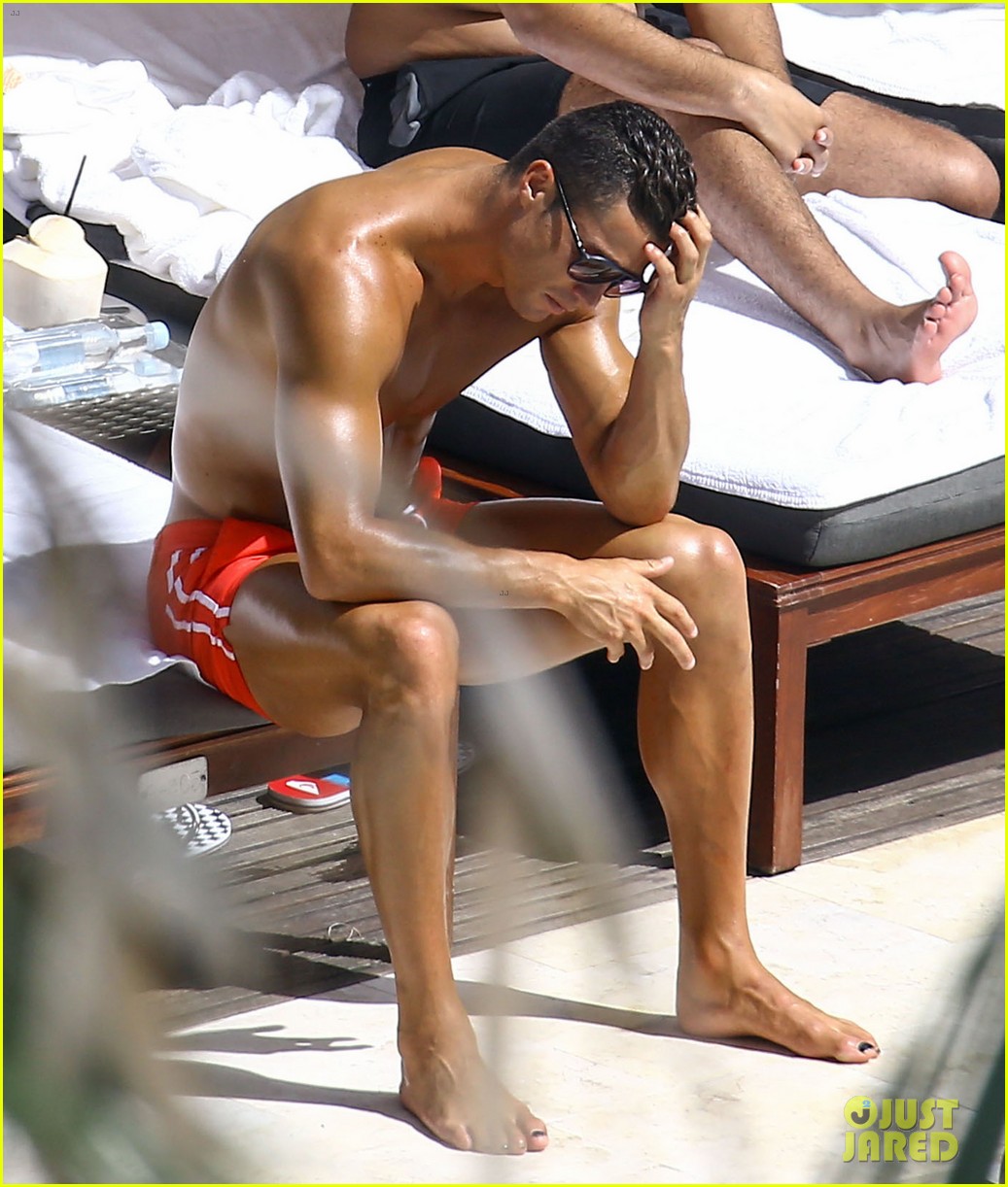 Full Sized Photo of cristiano ronaldo pool shirtless miami 