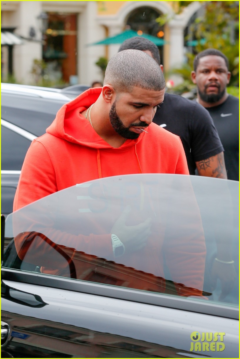 Full Sized Photo of drake wears orange sweats for lunch 07 | Photo 3795300 | Just Jared