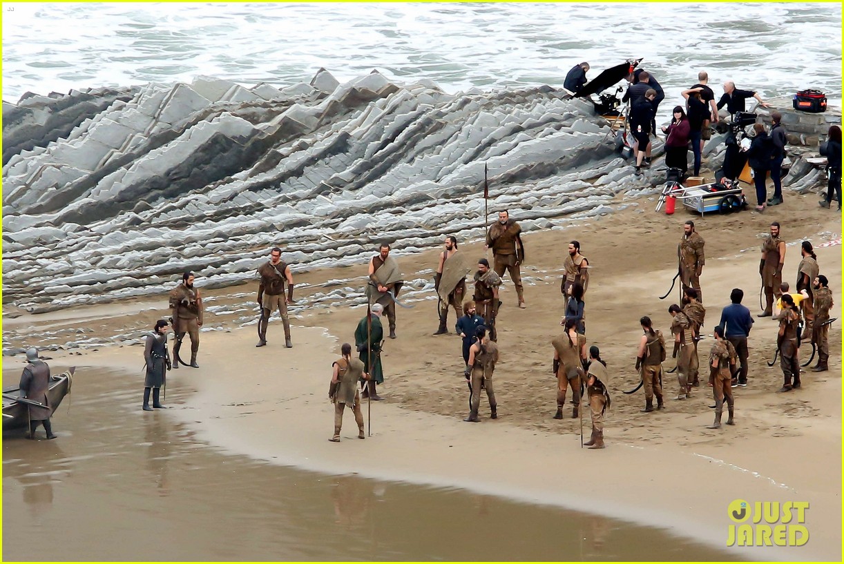 kit-harington-peter-dinklage-game-of-thrones-beach-scene-27.jpg