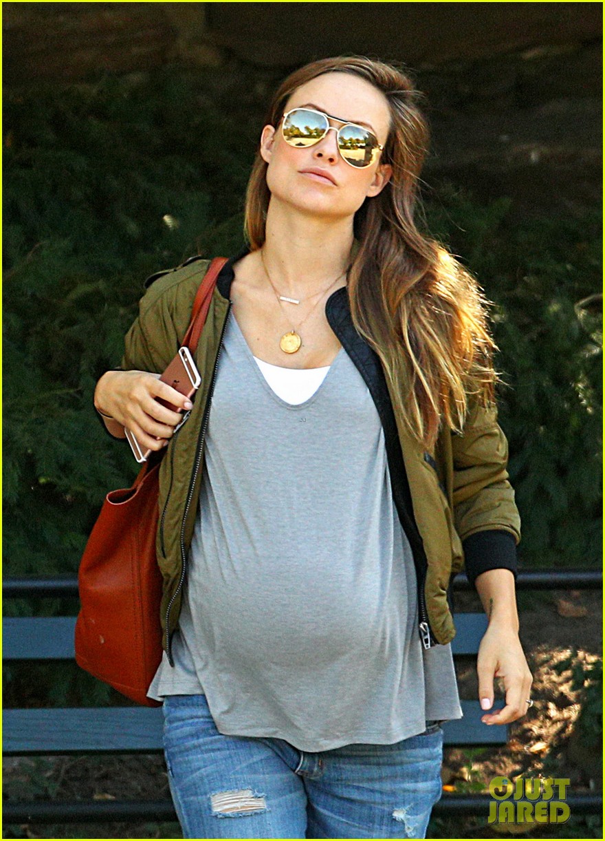 [Image: pregnant-olivia-wilde-large-baby-bump-09.jpg]