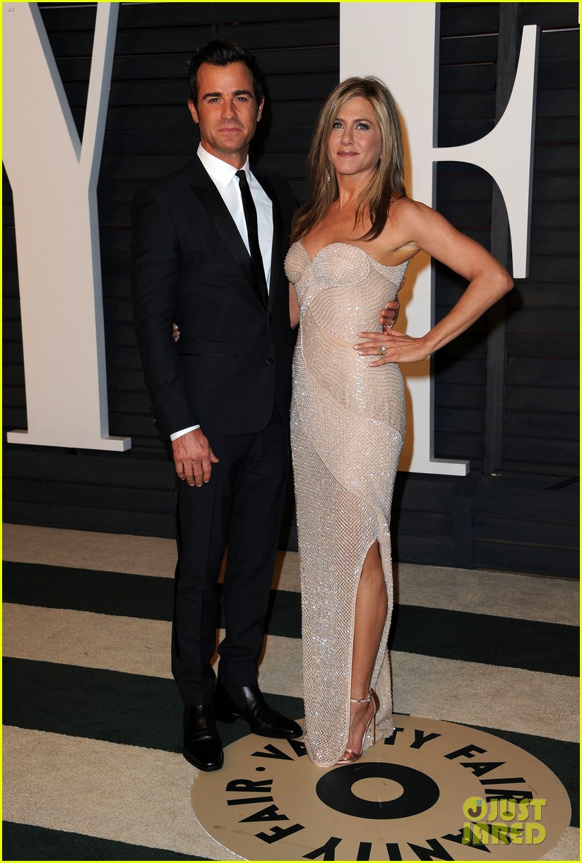 Jennifer aniston and justin theroux are married, e!news confirms. 